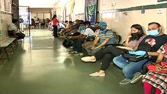 पुण्यातील लसीकरण केंद्रांवर नागरिक तासनतास रांगेत ;  ऑनलाईन बुकिंग केलेल्यांनाच मिळणार पहिला डोस