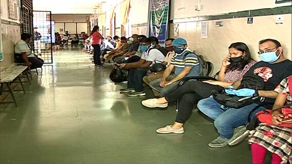 पुण्यातील लसीकरण केंद्रांवर नागरिक तासनतास रांगेत ;  ऑनलाईन बुकिंग केलेल्यांनाच मिळणार पहिला डोस