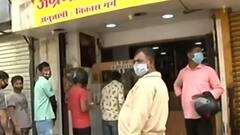 Noida में शराब की दुकानें खुली,सोशल डिस्टैंसिंग भूले लोग । गाजियाबाद में vaccinaton का हाल भी देखिए