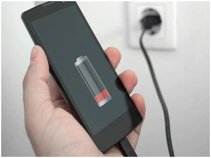 Tips: Never do these five tasks while charging the phone the battery will be damaged Phone Tips: फोन चार्ज करते समय कभी न करें ये पांच काम, बैटरी को होगा नुकसान