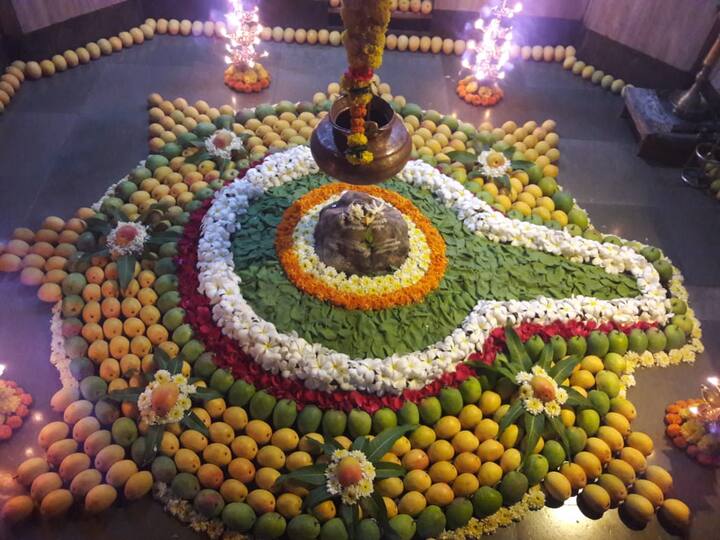 दक्षिण कोकणची काशी म्हणून प्रसिद्ध असलेल्या सिंधुदुर्ग जिल्ह्यातील देवगड मधील कुणकेश्वर चरणी हापूस आंब्यांची आरास केली आहे.