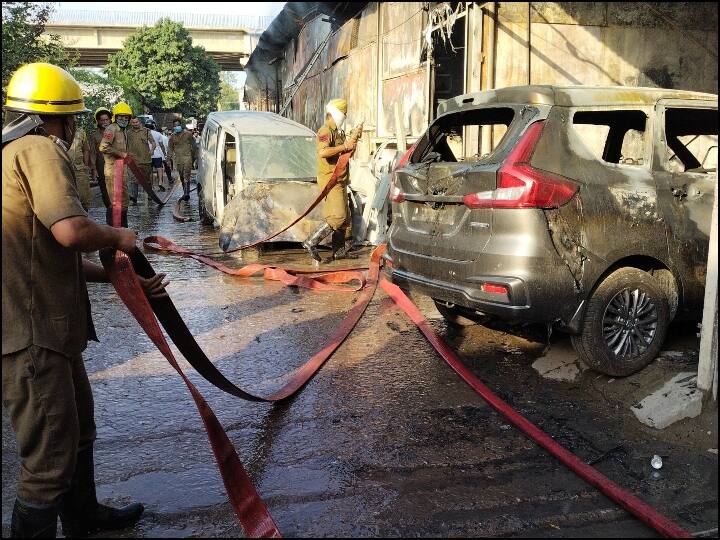 Jammu: Fierce fire in Maruti car showroom ann जम्मू: मारुति के शोरूम में लगी भयंकर आग, कई गाड़ियों समेत लाखों का सामान जलकर राख