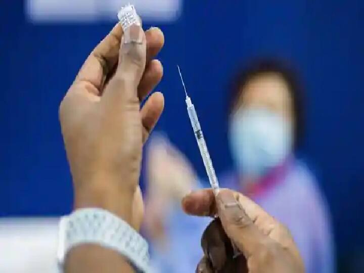 Give preference to those taking second dose due to shortage of vaccine, Union Health Ministry instructs states लसीच्या तुटवड्यामुळे दुसरा डोस घेणाऱ्यांना प्राधान्य द्या, केंद्रीय आरोग्य मंत्रालयाच्या राज्यांना सूचना