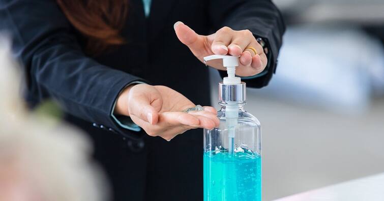 Hand sanitizer do not left your in car in summer season know reason Summer Care: गर्मी के मौसम में गाड़ी में न रखें हैंड सैनिटाइजर, जानें कारण