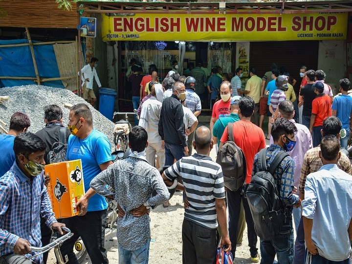 Uttar Pradesh: Liquor Shops Reopen In Noida, Ghaziabad, Varanasi Amid Lockdown; Tipplers Throng Stores | See Pics