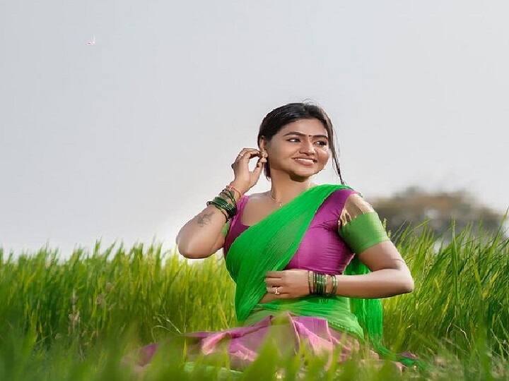 வெட்கத்தில் பூக்கும் ஷம்முவின் ஸ்டில்