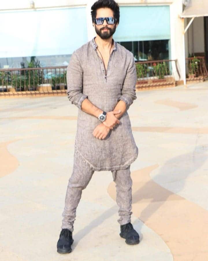 5 Times When Shahid Kapoor showed us how to pull of ethnic outfits for formal to casual occasions Shahid Kapoor से सीखें कैसे फॉर्मल से लेकर कैजुअल तक, हर वक्त फैशनेबल अंदाज़ में दिखें