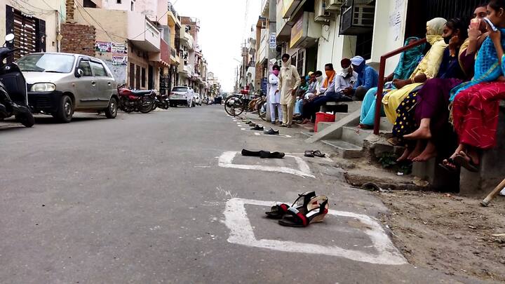 ਸਿਰਫ ਇਹੀ ਨਹੀਂ ਸਰਕਾਰ ਨੇ ਇਕੱਠ ਕਰਨ ਦਾ ਹੁਕਮ ਜਾਰੀ ਕੀਤਾ ਹੈ ਤੇ ਸੋਸ਼ਲ ਡਿਸਟੈਂਸਿੰਗ ਦੀ ਪਾਲਣਾ ਕਰਨ ਦੀ ਹਿਦਾਇਤਾਂ ਦਿੱਤੀਆਂ ਹਨ ਪਰ ਇੱਥੇ  ਖਾਤਾਧਾਰਕਾਂ ਨੂੰ ਇਕੱਠੇ ਕਰਕੇ ਇੱਕ ਥਾਂ ਬੈਠਾ ਦਿੱਤਾ ਜਾਂਦਾ ਹੈ। ਕੀ ਇਹ ਉਚਿਤ ਦੂਰੀ ਦੀ ਪਾਲਣਾ ਕਰਵਾਈ ਜਾ ਰਹੀ ਹੈ  ਜੋ ਆਪਣੇ ਪਿੱਛੇ ਕਈ ਸਵਾਲ ਛੱਡਦੀ ਹੈ।