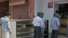 UP के Ghaziabad, Varanasi, Gautam Buddh Nagar में खुले शराब के ठेके, लंबी कतारों में लगे लोग