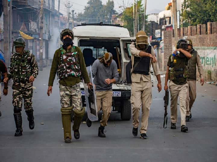 Jammu Kashmir: Al-Badr Militant Associate Arrested In Kupwara District; 10 Grenades, 182 Bullets Recovered Jammu & Kashmir: Al-Badr Militant Associate Arrested In Kupwara District; 10 Grenades, 182 Bullets Recovered