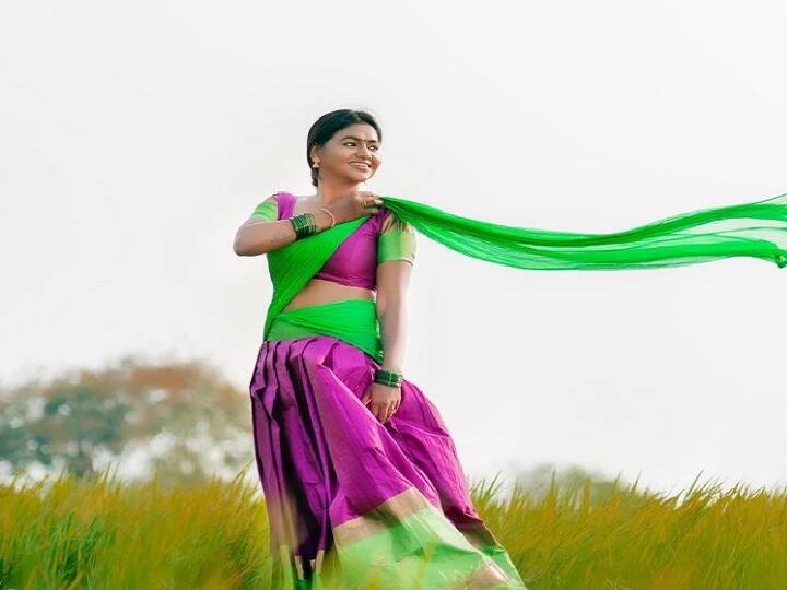 காற்றில் தாவணி பறக்கும் போஸுடன் ஷம்மு