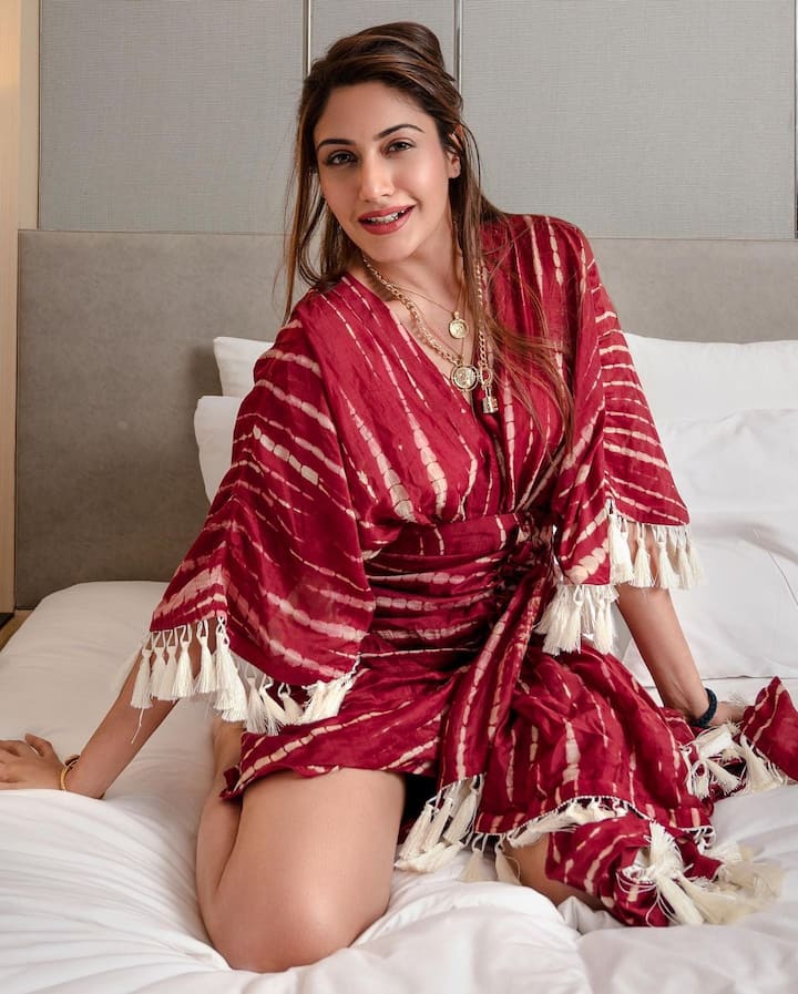 हाल ही में सुरभी ने एक बार फिर से अपने इंस्टाग्राम अकाउंट पर अपनी बहुत ही ग्लैमरस फोटो को शेयर करके अपने फैन्स को क्रेजी किया है. उन्होंने हाल ही में एक नया फोटोशूट करवाया और अपने इंस्टाग्राम अकाउंट पर शेयर किया हैं, जो उनके फैन्स को बहुत पसंद आ रही हैं.