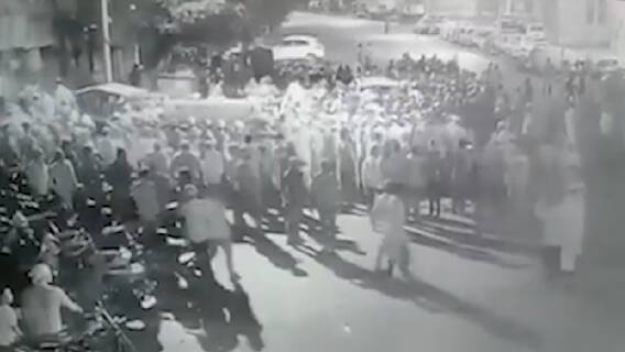 Vadodara: શહેરના દૂધવાળા મહોલ્લામાં જનાજામાં 300થી વધુ લોકોએ ઉડાવ્યા કોરોનાના નિયમોના ધજાગરા, જુઓ વીડિયો