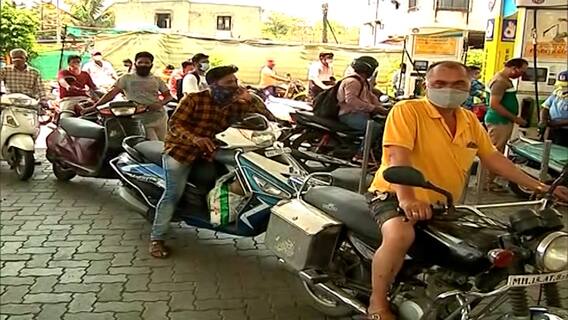 Nashik Lockdown : नाशिककरांची पेट्रोलपंपावरही मोठी गर्दी ; सोशल डिस्टन्सिंगचा फज्जा