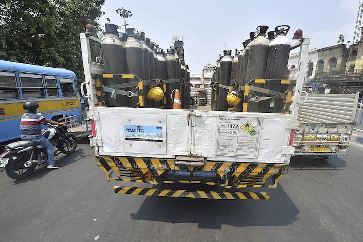 কেন্দ্রীয় সরকার করোনার প্রথম ধাক্কার সময় গোটা দেশজুড়ে লকডাউন করলেও এবারে সেই পথে হাঁটেনি। বরং রাজ্যগুলিকে সেই দায়িত্ব দিয়ে কোভিড সংক্রমণ রুখতে একেবারে শেষ পদক্ষেপ হিসেবেই লকডাউনের রাস্তায় হাঁটতে পরামর্শ দিয়েছিল।