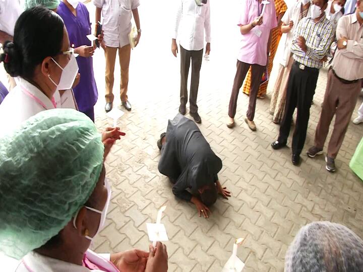Coimbatore ESI Chief Raveendran fell at feet of nurses ’நீங்கள் தான் கடவுள்கள்’ - செவிலியர்கள் கால்களில் விழுந்து கோவை இஎஸ்ஐ முதல்வர் ரவீந்திரன் உருக்கம்
