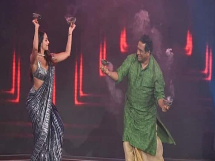 Malaika arora dhunachi dance with Anurag basu on the sets of super dancer chapter Malaika Arora ने Anurag Basu के साथ किया बंगाली डांस, खूबसूरत साड़ी में फ्लॉन्ट की अपनी परफेक्ट फिगर