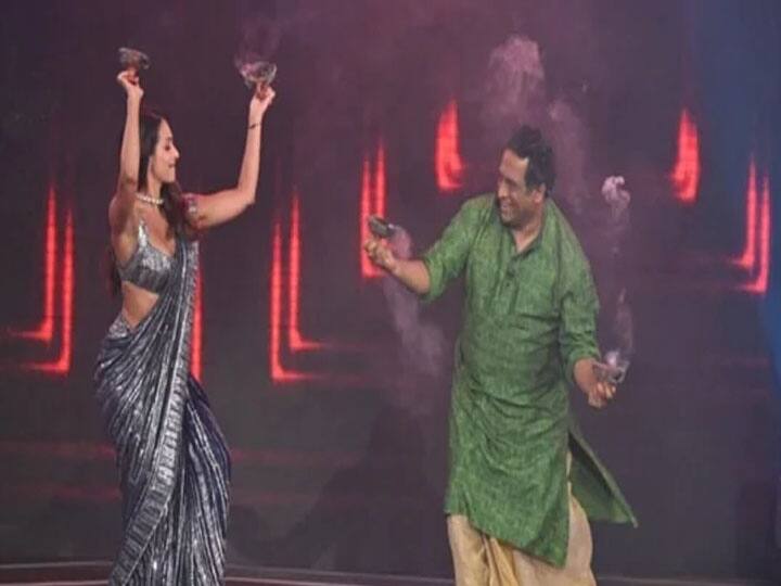 Malaika Arora ने Anurag Basu के साथ किया बंगाली डांस, खूबसूरत साड़ी में फ्लॉन्ट की अपनी परफेक्ट फिगर