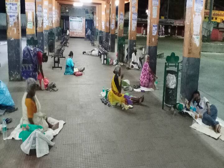 பேருந்து நிலையங்களில் தஞ்சம் அடைந்த ஆதரவற்றோர்