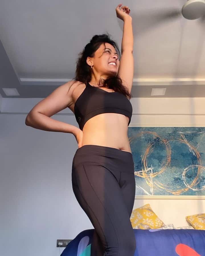 सोनाली कुलकर्णी हिच्यासोबत तिनं #partnerworkout हा फंडा आपलासा केला आहे.
