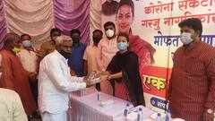 PHOTO | प्रणिती शिंदे, यशोमती ठाकूर यांनी गरजूंसाठी पोळ्या लाटल्या; सामाजिक संघटनांकडूनही मोफत जेवण