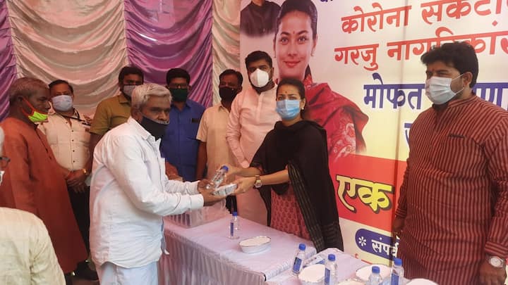 'मदतीचा एक घास' या उपक्रमाअंतर्गत लॉकडाऊनच्या काळात सोलापूर शहरातील गरीब, बेघर, झोपडपट्टीत राहणारे गरजू आणि रस्त्यावर भाकरीसाठी वणवण फिरणारे भिक्षूक यांच्यासाठी जेवणाची सोय काँग्रेसतर्फे करण्यात येत आहे.