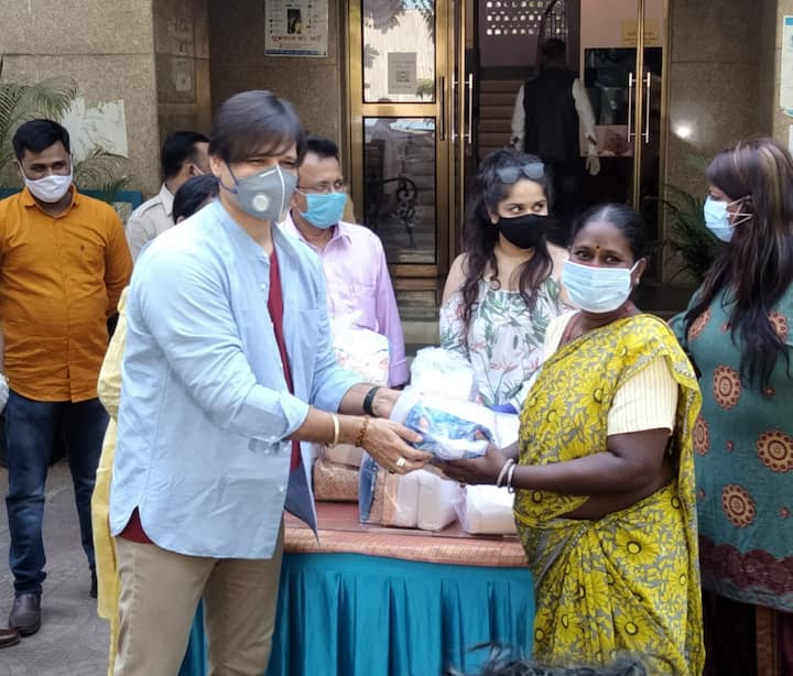 Vivek Oberoi refused to comment on his participation in the noble initiative. The Mumbai Police officials also didn't talk about the food distribution drive. (All PICS Credit: Manav Manglani)