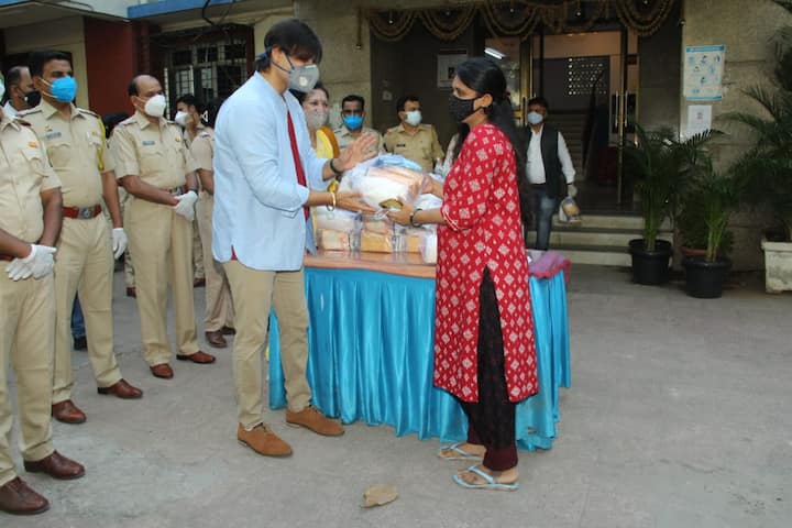 Vivek Oberoi distributed packets which included pulses, rice, flour and other edible items. He even asked the people about their well-being and condition during the health crisis.