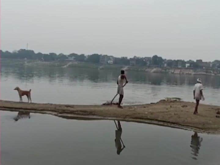 Dead bodies floating in Ganga river in Ballia ann बलिया: गंगा नदीं में बहकर किनारे लगे दर्जन भर शव, प्रशासन ने सभी का किया अंतिम संस्कार