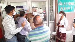 ਕੋਰੋਨਾ ਟੈਸਟ ਦੀ ਰਿਪੋਰਟ ਲੈਣ ਆਏ ਬਜ਼ੁਰਗ ਨਾਲ ਧੱਕਾਮੁੱਕੀ ਮਗਰੋਂ ਹੰਗਾਮਾ  