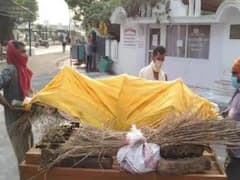 यूपी: ससुर की मौत के बाद नहीं मिले चार कंधे, ठेले पर शव लादकर श्मशान घाट पहुंचा दामाद