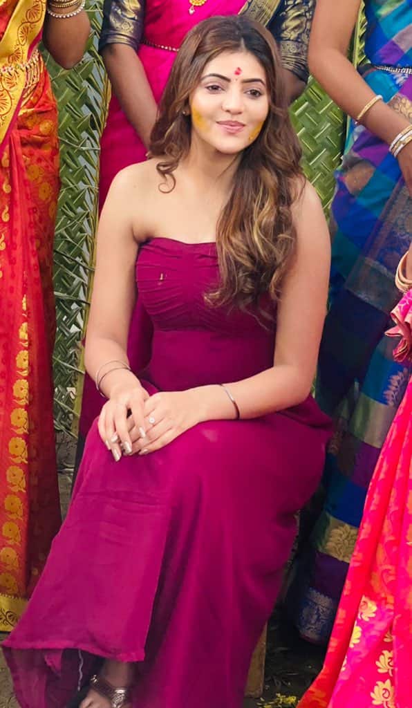 மஞ்சம் பூசும் வானம் தொட்டுப்பார்க்கும் அதுல்யா ரவி