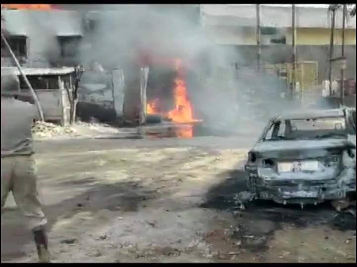 Ghaziabad A massive fire broke out at a cartons manufacturing factory in Kavi Nagar Industrial Area गाजियाबादः कार्टन बनाने वाली फैक्ट्री में लगी भीषण आग, मौके पर दमकल की 10 गाड़ियां पहुंची