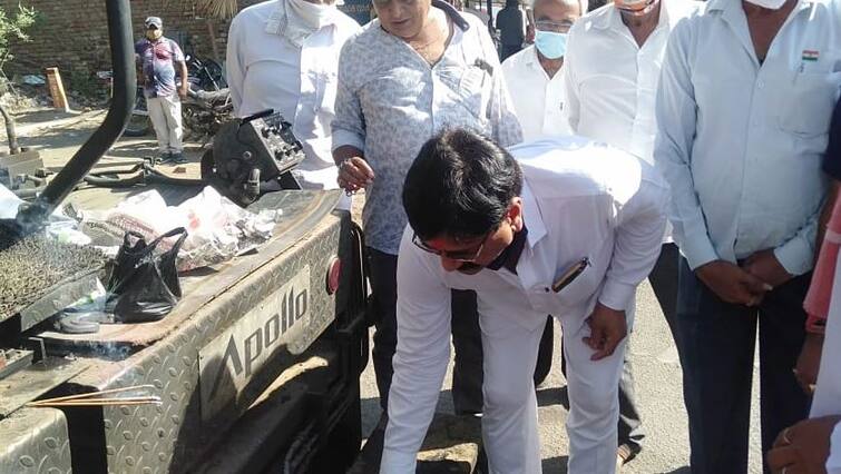 Amreli: Dhari BJP MLA J V Kakadiya breaks covid 19 guidline and inaugurates road સૌરાષ્ટ્રના મોટા શહેરમાં ભાજપના ધારાસભ્યે લોકોનાં ટોળાં ભેગાં કરી ઉદઘાટનના નામે કર્યો તાયફો, ભાજપના ક્યા ક્યા નેતા હાજર ?