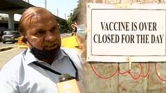 Mumbai में वैक्सीन की किल्लत बरकरार, सेंटर से खाली हाथ लौट रहे लोग | Ground Report