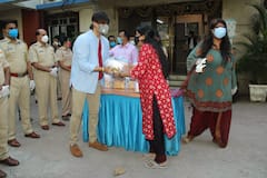 Vivek Oberoi Distributes Ration Packets To People Amid COVID-19 Crisis, Joins Mumbai Police's Initiative