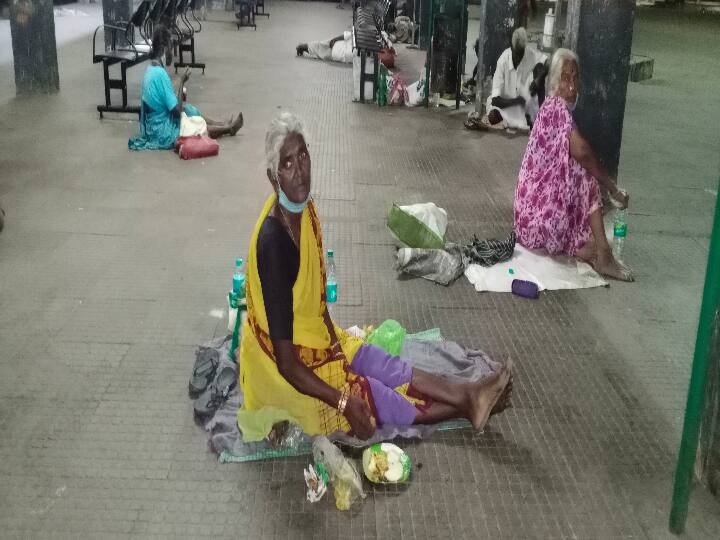 உணவிற்கு வழியின்றி பேருந்து நிலையத்தில் தஞ்சமடைந்த முதியோர்களுக்கு கருணை குணம் கொண்டு ஒருவர் உணவு அளித்தார்.