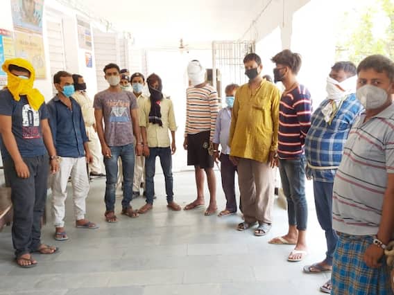 आराः गेसिंग अड्डे पर पुलिस की छापेमारी, 11 धंधेबाज गिरफ्तार; आठ जवानों को SP ने किया सस्पेंड आराः गेसिंग अड्डे पर पुलिस की छापेमारी, 11 धंधेबाज गिरफ्तार; आठ जवानों को SP ने किया सस्पेंड