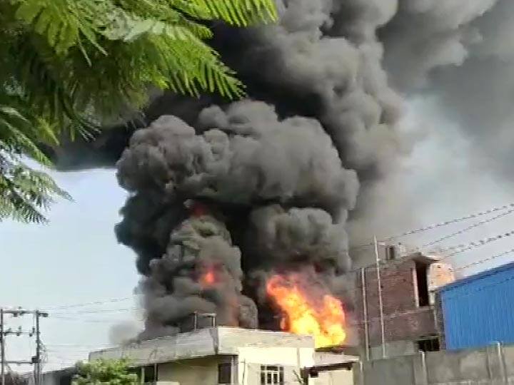 गाजियाबाद: केमिकल फैक्ट्री में लगी भीषण आग, जोरदार धमाकों के बाद सहमे लोग