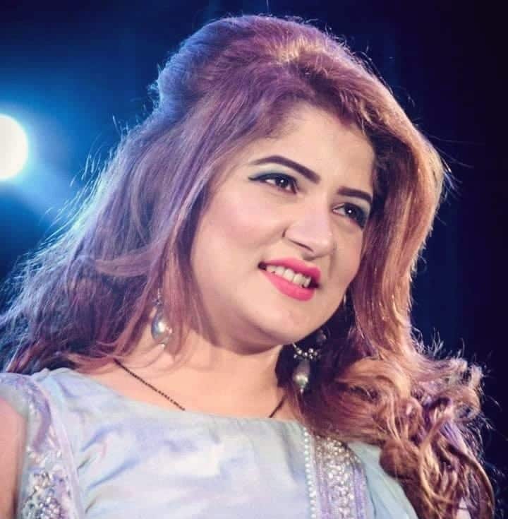 সদ্য বিজেপিতে যোগ দিয়েছিলেন শ্রাবন্তী। লাইটস-ক্যামেরা-অ্যাকশানের গণ্ডি ছাড়িয়ে শ্রাবন্তী একেবারে মানুষের সঙ্গে ঘুরেছেন প্রচার করতে। বিজেপিতে যোগ দিয়ে শ্রাবন্তী বলেছিলেন, ‘এতদিন সবাই আমাকে রূপোলি পর্দায় দেখেছেন। সবার ভালোবাসা পেয়ে আমি ঘরের মেয়ে হয়ে উঠেছি। আমারও দায়িত্ব রয়েছে মানুষদের জন্য কিছু কাজ করার। ভারতীয় জনতা পার্টি আমায় দলের সদস্য হওয়ার যোগ্য বলে মনে করেছেন, এতে আমি আপ্লুত।’