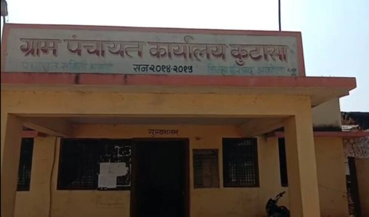 Sarpanch disqualified for non-compliance with Corona rules, Akola district administration issues notice to sarpanch कोरोना नियमांचं पालन न झाल्यास सरपंच पद होणार अपात्र, अकोला जिल्हा प्रशासनाची सरपंचांना नोटीस