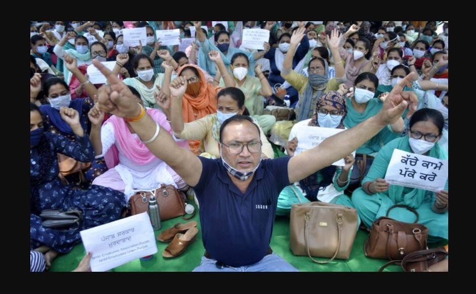 Strict strike on health workers, dismissal of 1000 employees ਹੜਤਾਲੀ ਸਿਹਤ ਕਾਮਿਆਂ 'ਤੇ ਸਖਤੀ, 1000  ਮੁਲਾਜ਼ਮ ਬਰਖਾਸਤ