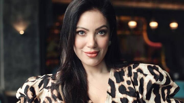 मुनमुन शूटिंग के दौरान अपने नखरों की वजह से भी चर्चा में रह चुकी हैं. रिपोर्ट्स के मुताबिक, उन्हें शूटिंग के दौरान सीन में कोई टच करे, ये बात बिलकुल बर्दाश्त नहीं है. इसी वजह से उन्होंने एक बार होली एपिसोड में काम करने में आनाकानी की थी.