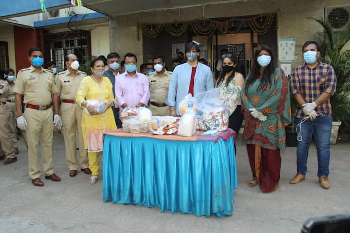 An NGO organised the mass food distribution drive while the Mumbai Police provided the required space for the same.