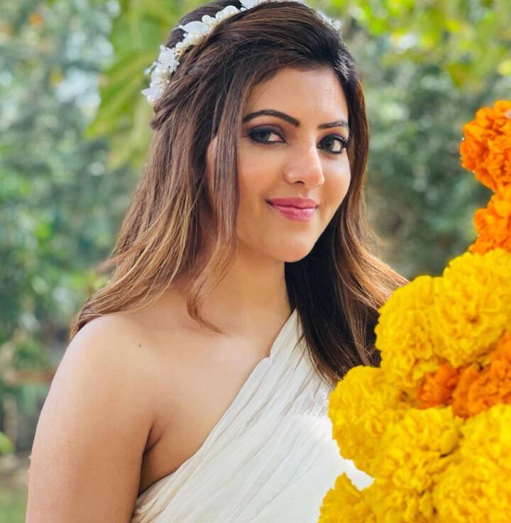 மலர்களோடு மலரும் முகம் இதுவோ... அழகு என்பதும் அதுவோ!