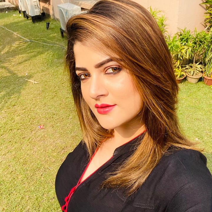 রাজনীতির মঞ্চে লড়াইটা কেবল দুই দলের ছিল না, ছিল নব্য বনাম পুরাতনের। একদিকে তৃণমূলের দুঁদে রাজনৈতিক নেতা পার্থ চট্টোপাধ্যায়, অন্যদিকে সদ্য রাজনীতিতে আসা রুপোলি পর্দার নায়িকা শ্রাবন্তী চট্টোপাধ্যায়। নির্বাচনে বেশ কাছে বেশ বড় ব্যবধানে পরাজয় হয়েছে তাঁর। কিন্তু বেহালা পশ্চিমের বিজেপি প্রার্থী শ্রাবন্তী চট্টোপাধ্যায় ভুললেন না রাজনৈতিক সৌজন্য। সোশ্যাল মিডিয়ায় ট্যুইট করে জয়ী দলকে শুভেচ্ছা জানিয়েছিলেন তিনি।