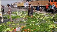 ਸੰਗਰੂਰ 'ਚ ਰੇਹੜੀ ਵਾਲਿਆਂ ਨੇ ਸਬਜ਼ੀਆਂ ਸੁੱਟ ਕੇ ਹਾਈਵੇਅ ਰੋਕਿਆ, ਪੁਲਿਸ 'ਤੇ ਕੁੱਟਮਾਰ ਦੇ ਇਲਜ਼ਾਮ, ਦੇਖੋ ਤਸਵੀਰਾਂ