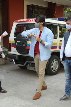 Vivek Oberoi Distributes Ration Packets To People Amid COVID-19 Crisis, Joins Mumbai Police's Initiative