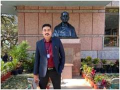 IAS Success Story: बेहद गरीबी में पले बढ़े, दो बार यूपीएससी में हुए फेल, फिर 7 साल नौकरी के बाद दोबारा तैयारी कर बने IAS