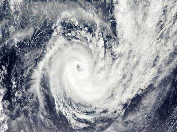 Cyclone in Arabian sea Gujrat CM alert for officer in coastal areas अरब सागर में बन रहा है चक्रवात, गुजरात के सीएम ने तटीय क्षेत्रों के अधिकारियों को सतर्क किया